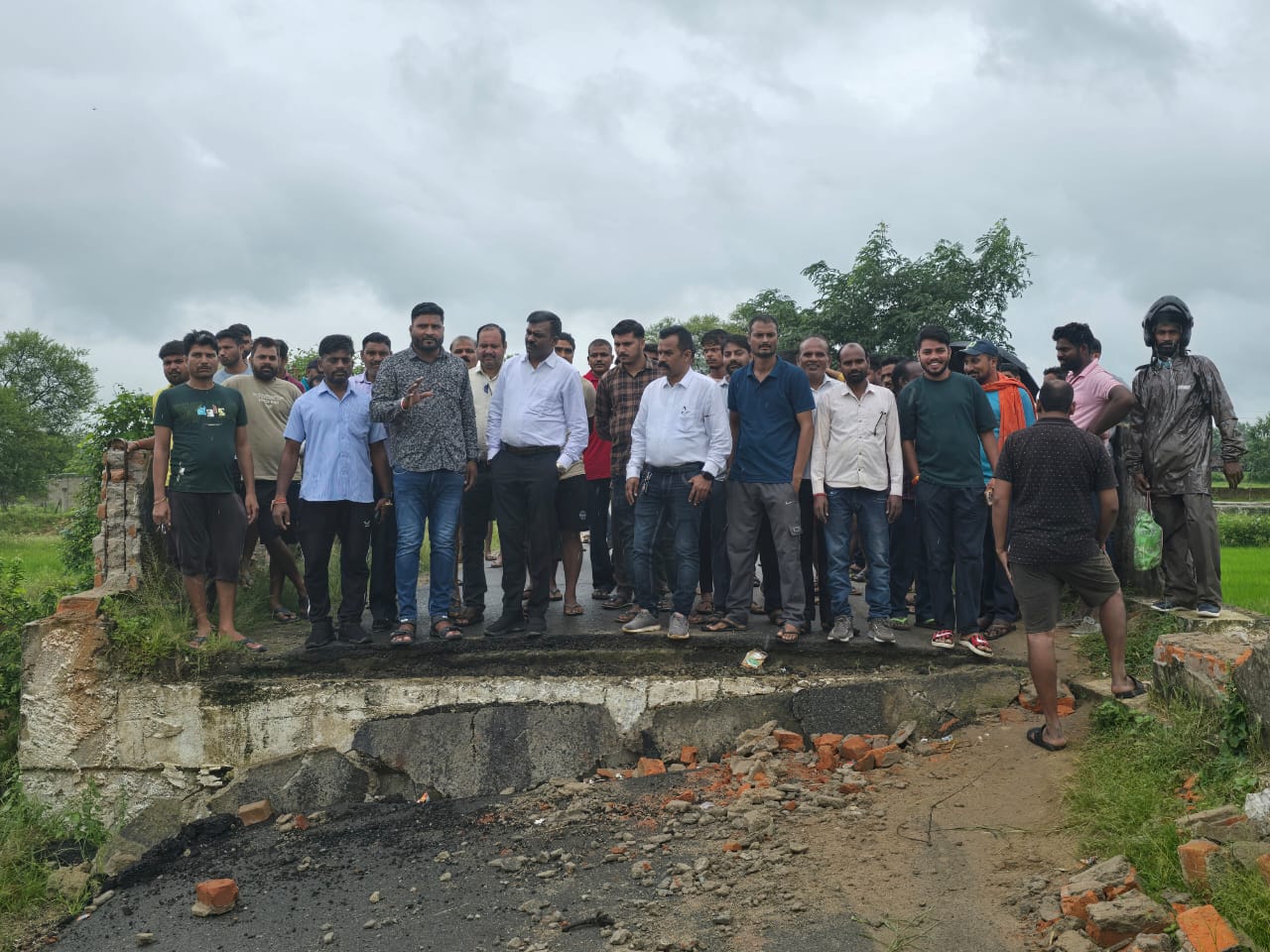 मंत्री श्रीमती लक्ष्मी राजवाड़े ने दिया त्वरित कार्रवाई का निर्देश 07 दिवस के भीतर अस्थायी रपटा निर्माण कार्य प्रारम्भ करने दिए निर्देश