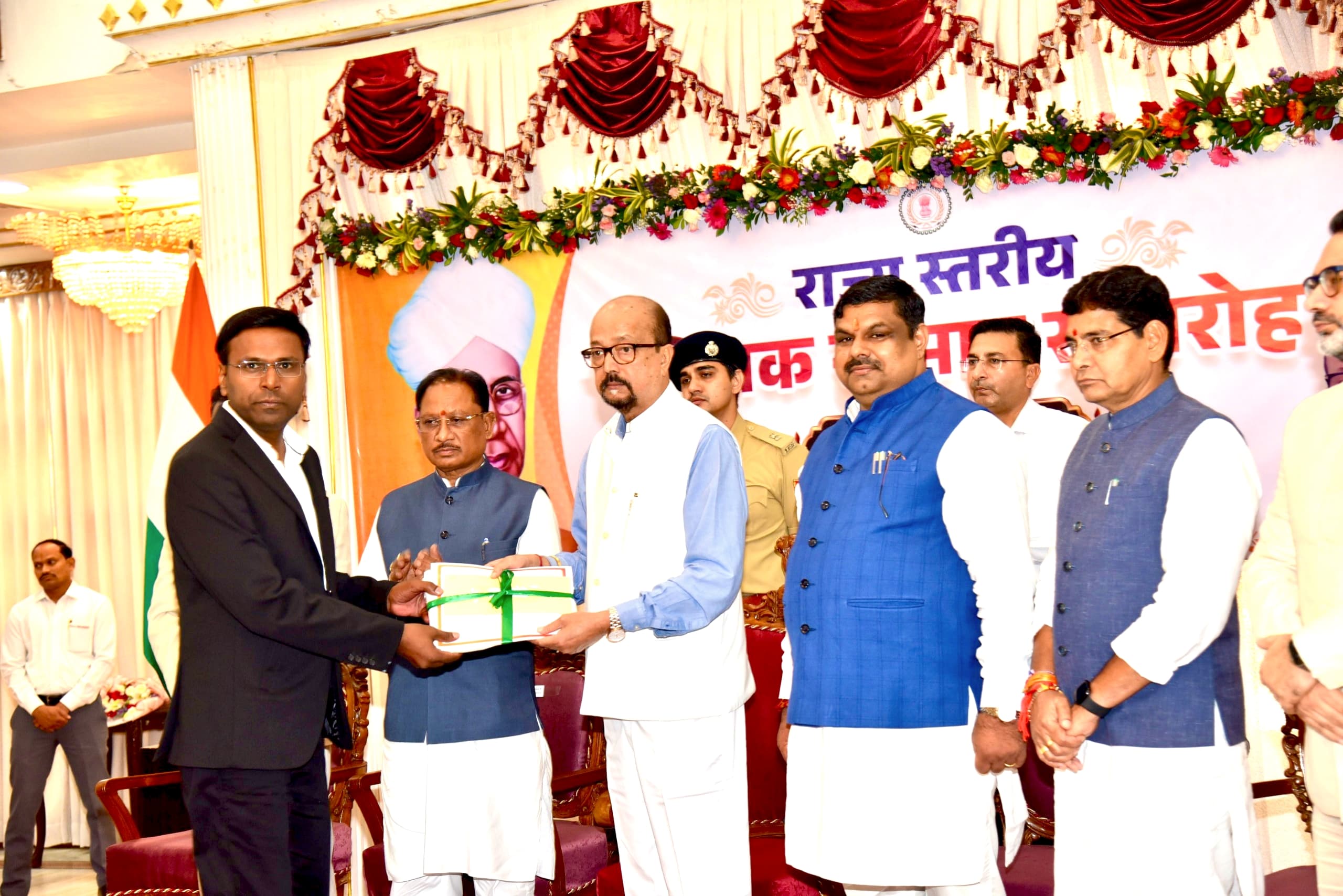 राज्यपाल पुरस्कार से सम्मानित हुए सूरजपुर के शिक्षक गोपाल सिंह और योगेश साहू